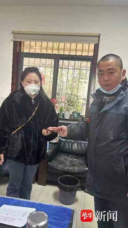 华为手机接听铃声不响
:过年期间遗落手机，公交驾驶员捡到后，物归原主