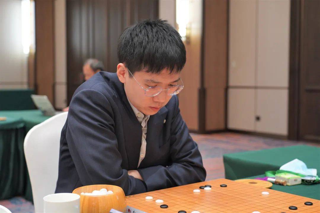 华为手机荣耀八怎么样
:围甲联赛：柯洁输棋深圳无缘总决赛 开封、清一遗憾降级-第15张图片-太平洋在线下载