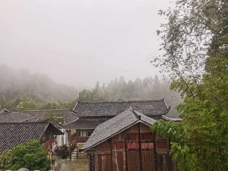 手机屏保:夜雨丨谭迎春：烟雨苗寨