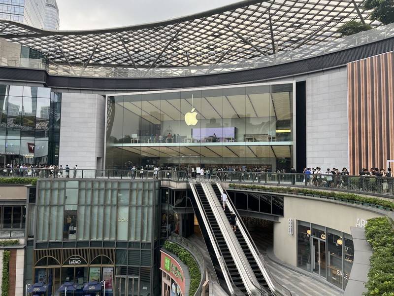 医德汉化版手机安卓:iPhone15系列开售日：苹果直营店排长龙，现场黄牛加价达1200元