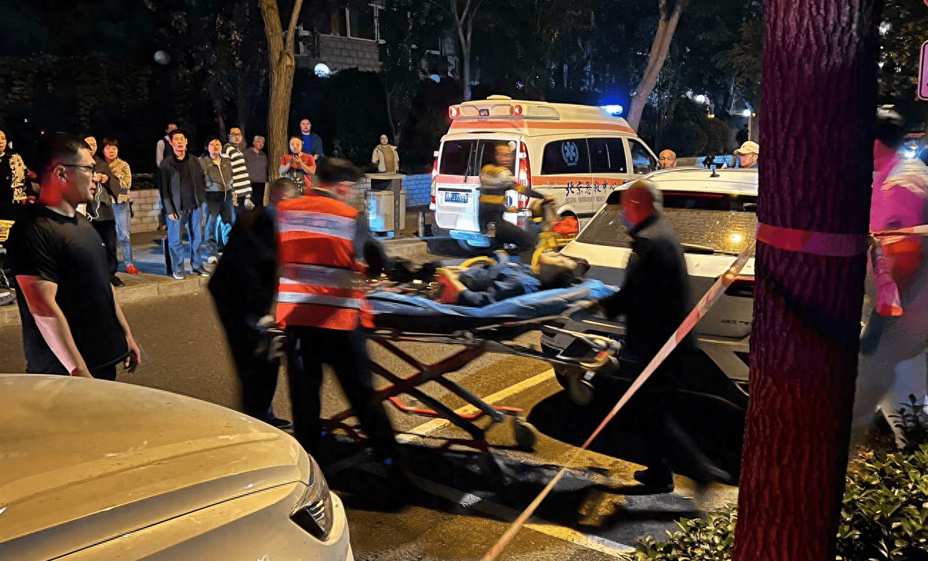 北京一名女子失足掉入北二环护城河！整个救援仅用2分钟
